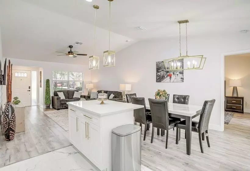 Roomy Largo Home W/ Screened Patio & Private Pool!