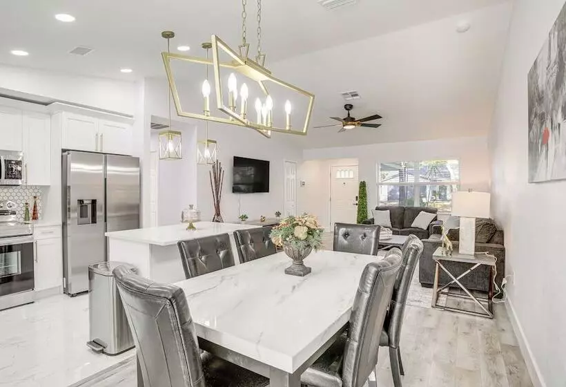 Roomy Largo Home W/ Screened Patio & Private Pool!