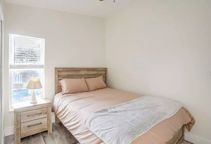 Roomy Largo Home W/ Screened Patio & Private Pool!