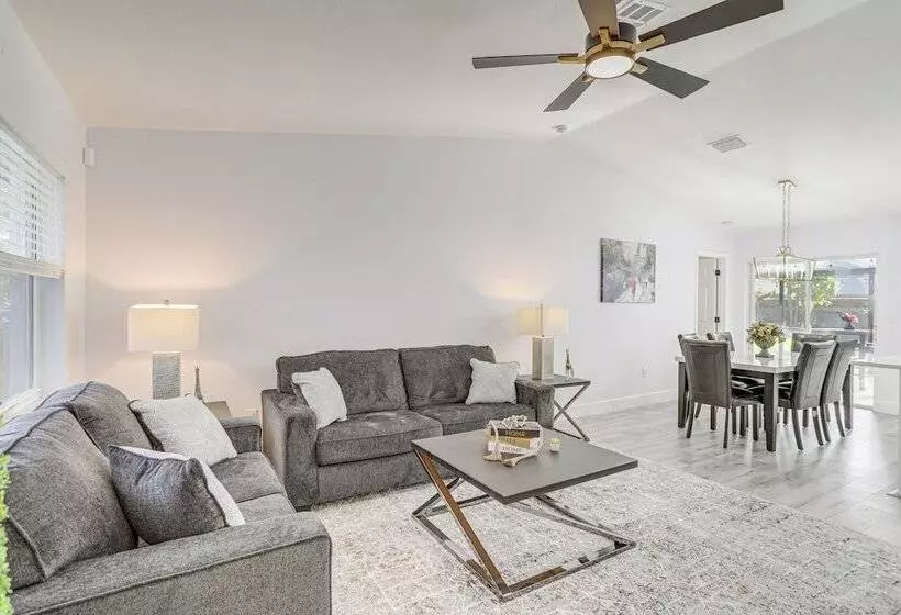 Roomy Largo Home W/ Screened Patio & Private Pool!