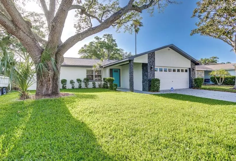 Roomy Largo Home W/ Screened Patio & Private Pool!