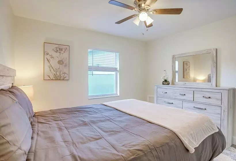 Roomy Largo Home W/ Screened Patio & Private Pool!