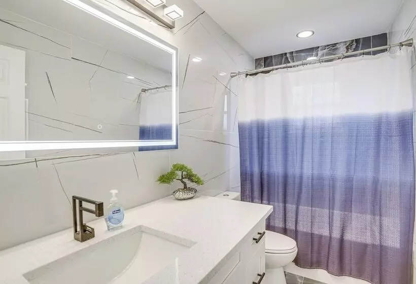 Roomy Largo Home W/ Screened Patio & Private Pool!