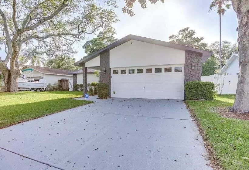 Roomy Largo Home W/ Screened Patio & Private Pool!