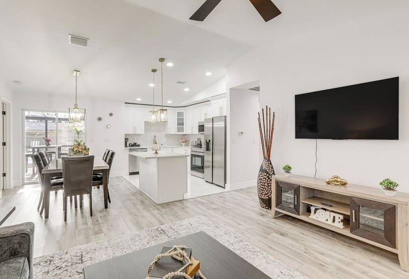 Roomy Largo Home W/ Screened Patio & Private Pool!