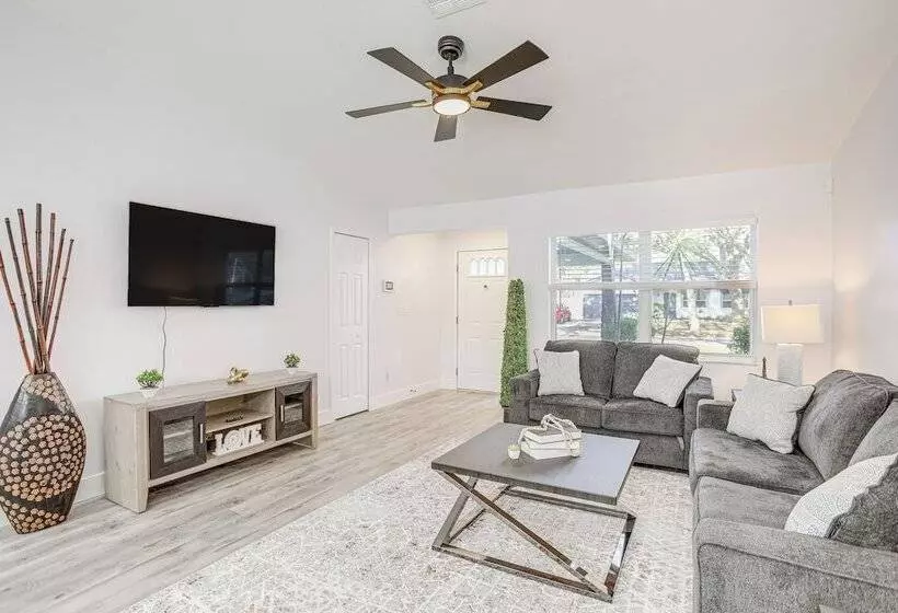 Roomy Largo Home W/ Screened Patio & Private Pool!