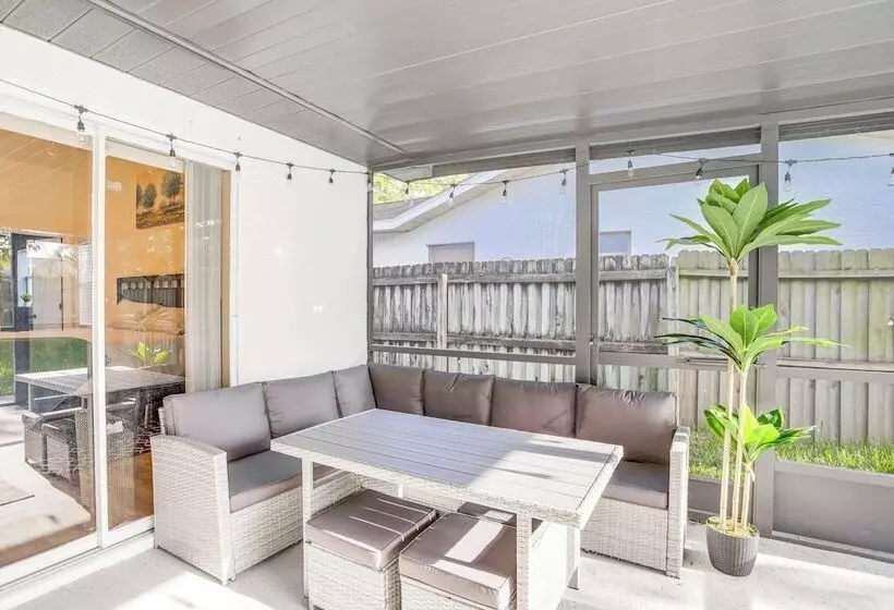 Roomy Largo Home W/ Screened Patio & Private Pool!