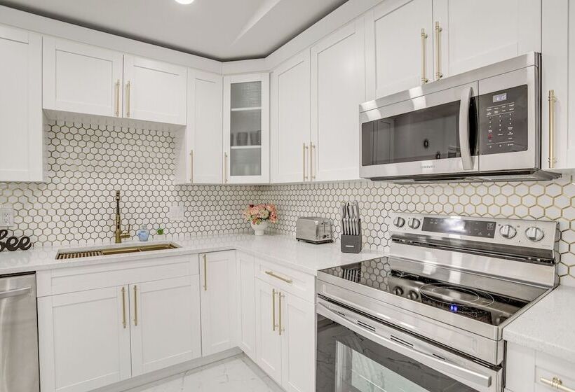 Roomy Largo Home W/ Screened Patio & Private Pool!