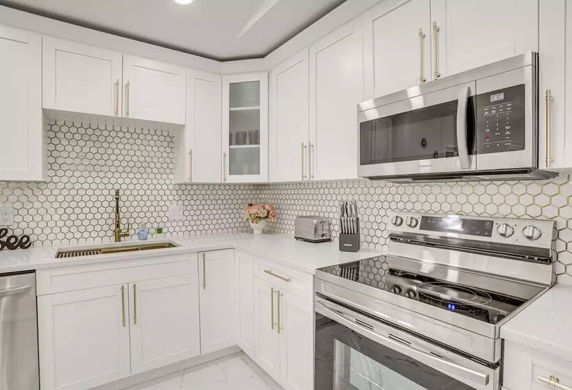 Roomy Largo Home W/ Screened Patio & Private Pool!