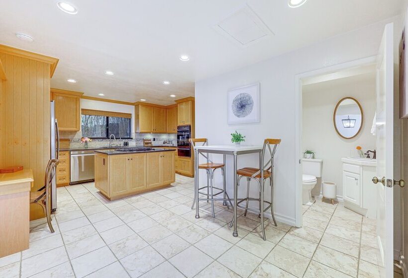 Summerland Home W/ Beach Supplies: Walk To Beach!