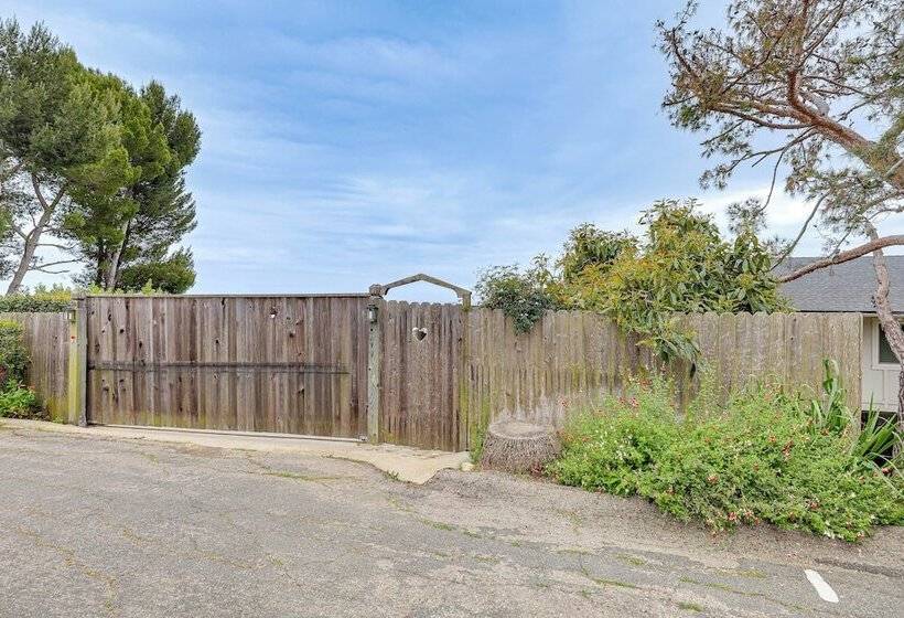 Summerland Home W/ Beach Supplies: Walk To Beach!