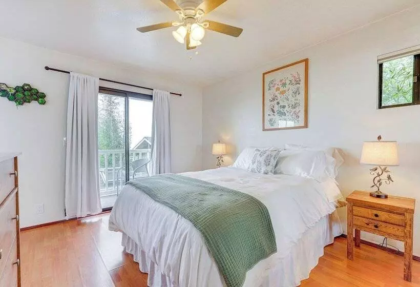 Summerland Home W/ Beach Supplies: Walk To Beach!