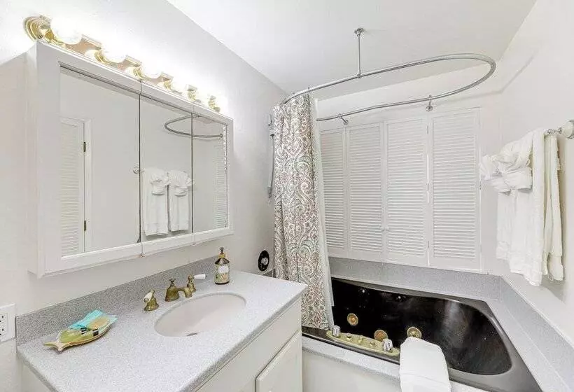 Summerland Home W/ Beach Supplies: Walk To Beach!