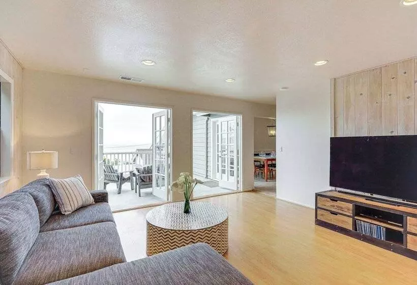 Summerland Home W/ Beach Supplies: Walk To Beach!