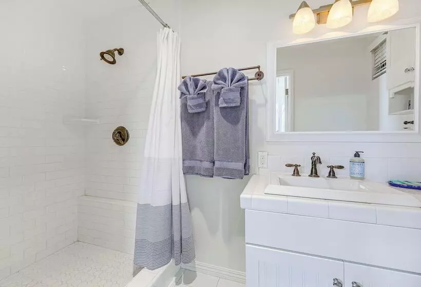 Summerland Home W/ Beach Supplies: Walk To Beach!