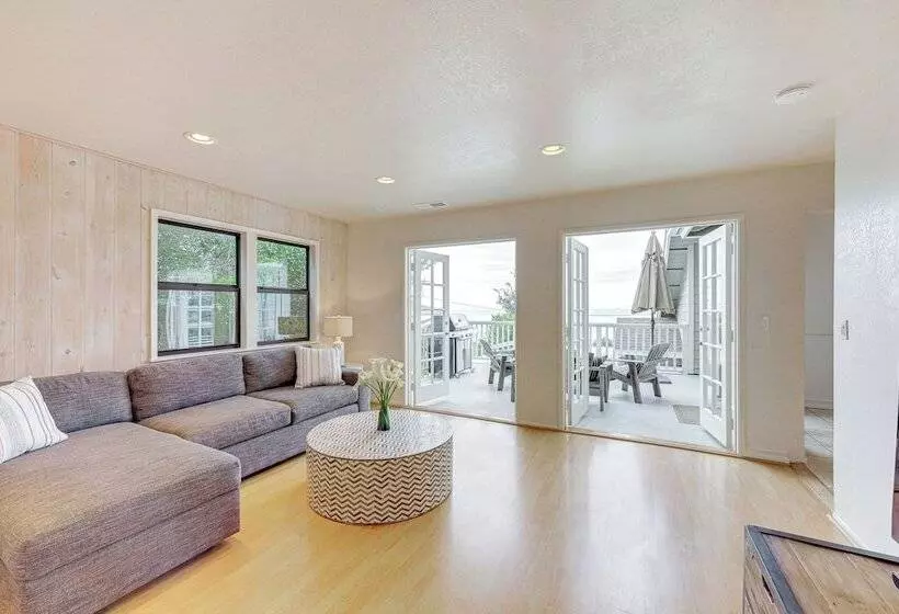 Summerland Home W/ Beach Supplies: Walk To Beach!