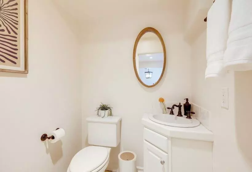 Summerland Home W/ Beach Supplies: Walk To Beach!