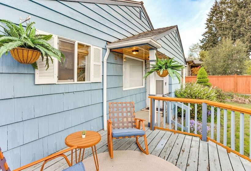 Vibrant Tacoma Retreat, Near Point Defiance Park!