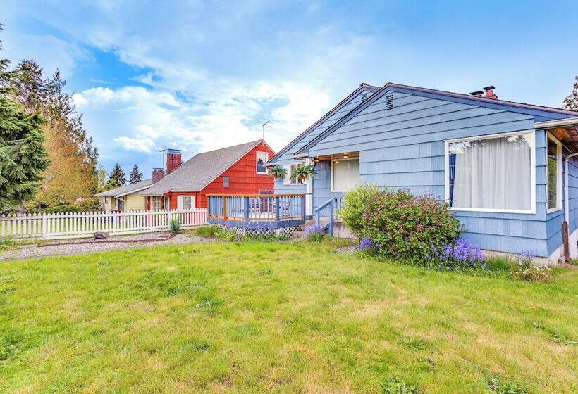 Vibrant Tacoma Retreat, Near Point Defiance Park!