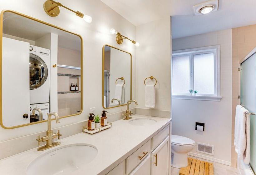 Vibrant Tacoma Retreat, Near Point Defiance Park!