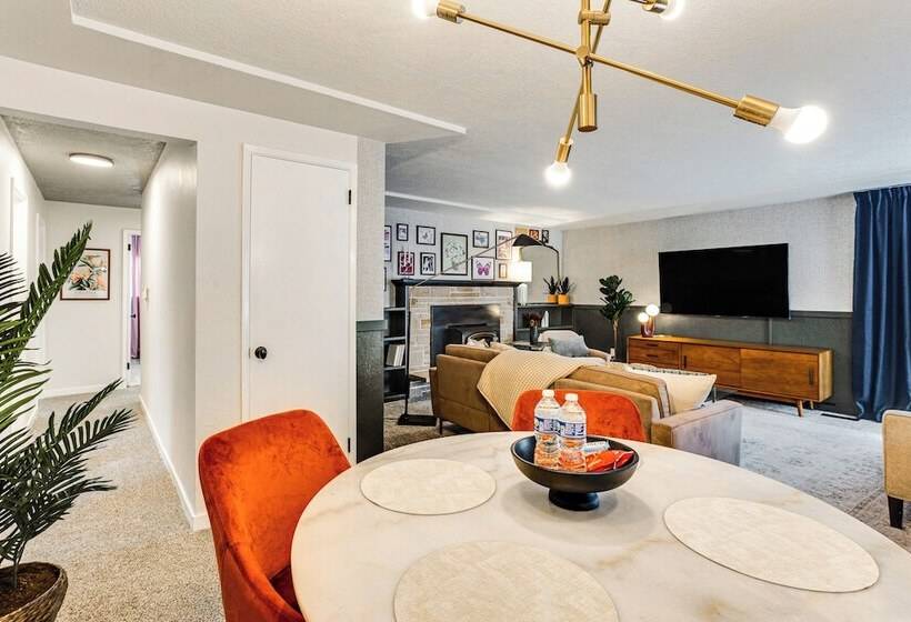 Vibrant Tacoma Retreat, Near Point Defiance Park!