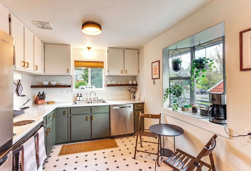 Vibrant Tacoma Retreat, Near Point Defiance Park!