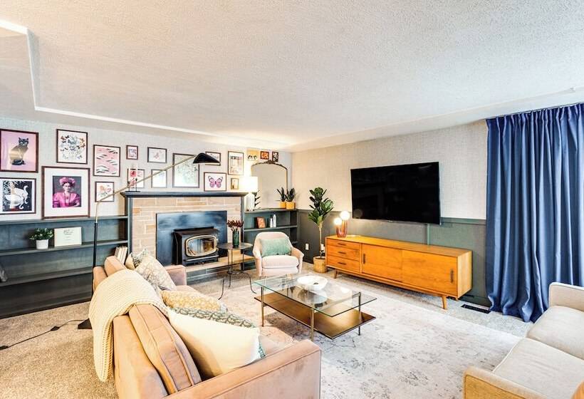 Vibrant Tacoma Retreat, Near Point Defiance Park!