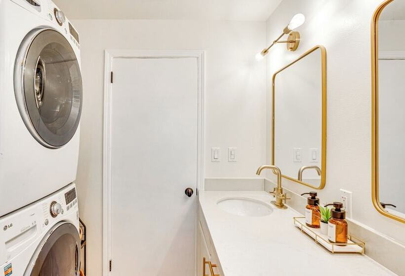 Vibrant Tacoma Retreat, Near Point Defiance Park!