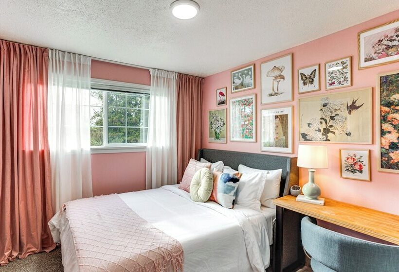 Vibrant Tacoma Retreat, Near Point Defiance Park!