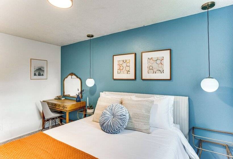 Vibrant Tacoma Retreat, Near Point Defiance Park!