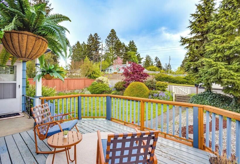 Vibrant Tacoma Retreat, Near Point Defiance Park!