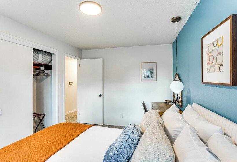 Vibrant Tacoma Retreat, Near Point Defiance Park!