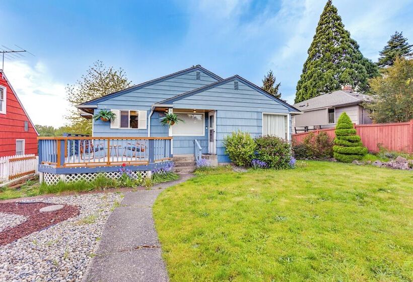Vibrant Tacoma Retreat, Near Point Defiance Park!
