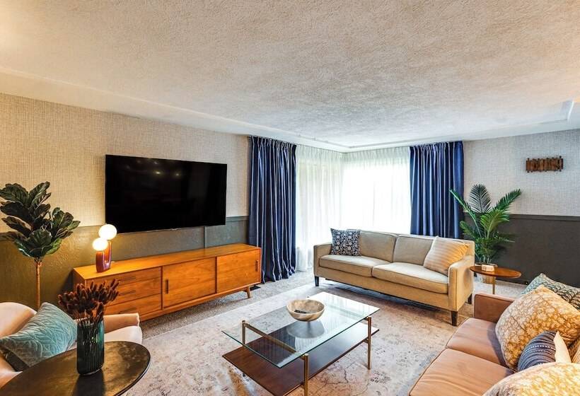 Vibrant Tacoma Retreat, Near Point Defiance Park!