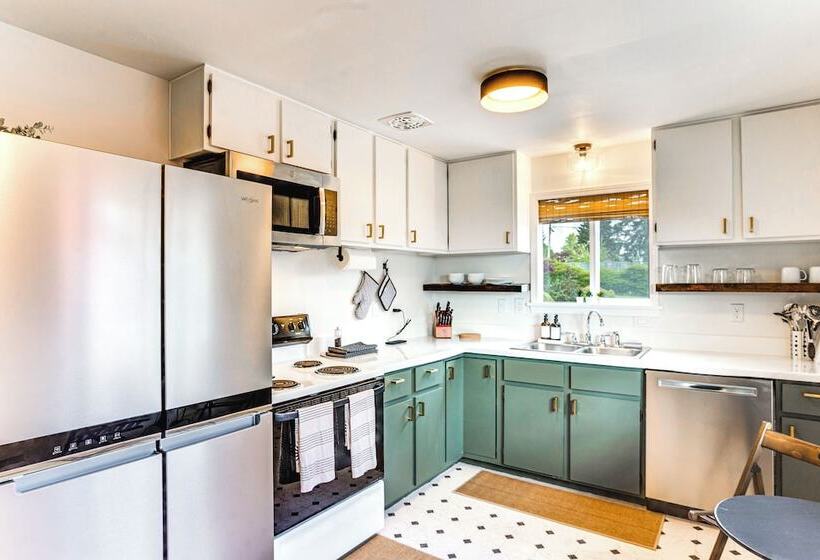 Vibrant Tacoma Retreat, Near Point Defiance Park!