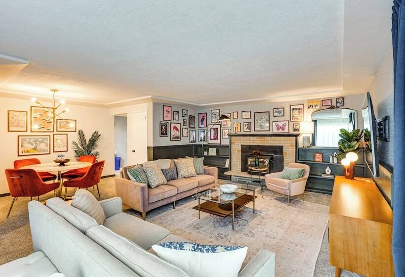 Vibrant Tacoma Retreat, Near Point Defiance Park!