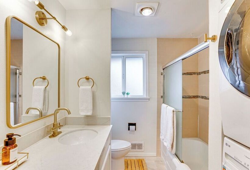 Vibrant Tacoma Retreat, Near Point Defiance Park!