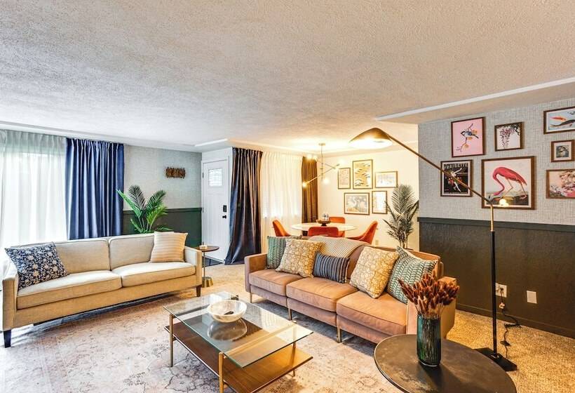 Vibrant Tacoma Retreat, Near Point Defiance Park!