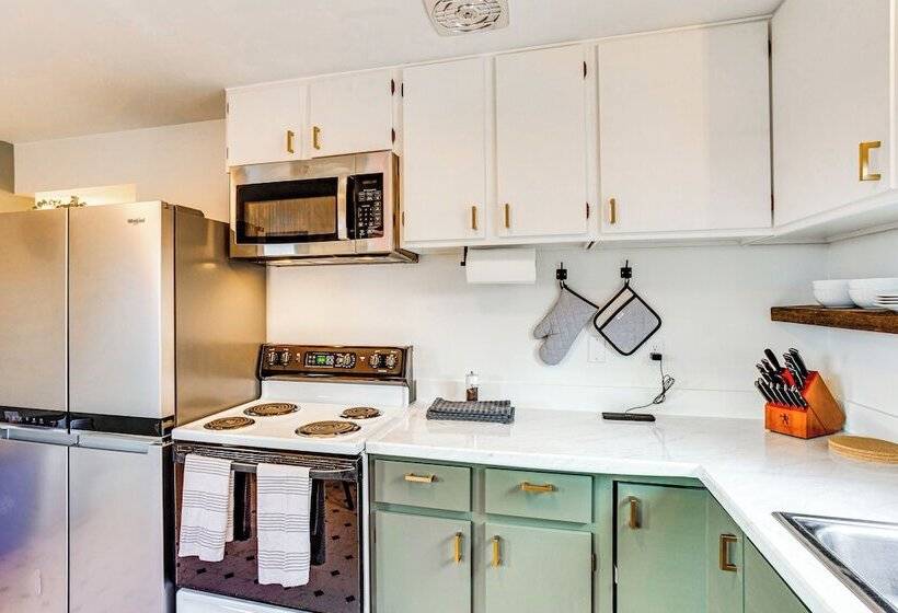 Vibrant Tacoma Retreat, Near Point Defiance Park!