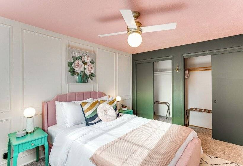 Vibrant Tacoma Retreat, Near Point Defiance Park!