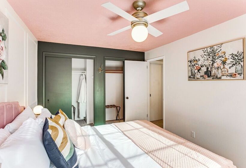 Vibrant Tacoma Retreat, Near Point Defiance Park!