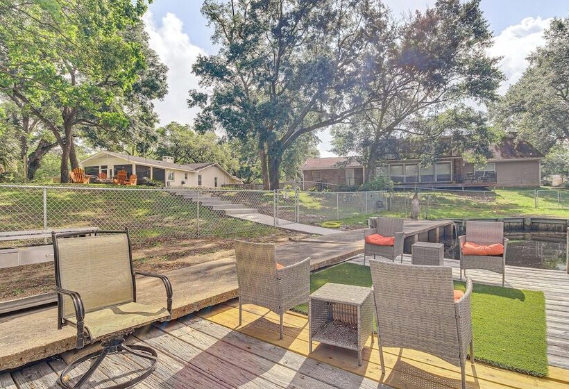 Waterfront Ocean Springs Retreat: Lanai & Hot Tub!