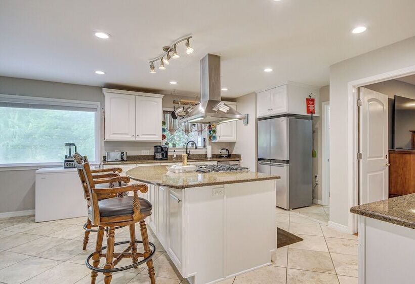 Waterfront Ocean Springs Retreat: Lanai & Hot Tub!