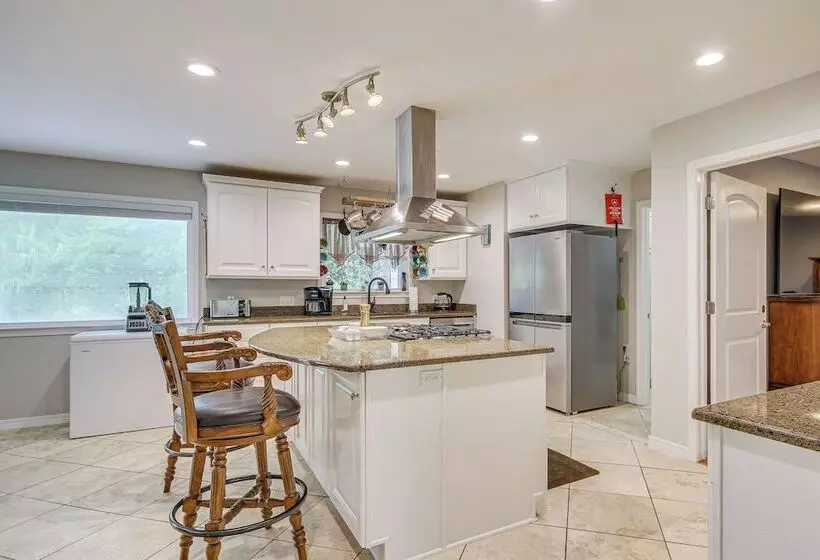 Waterfront Ocean Springs Retreat: Lanai & Hot Tub!