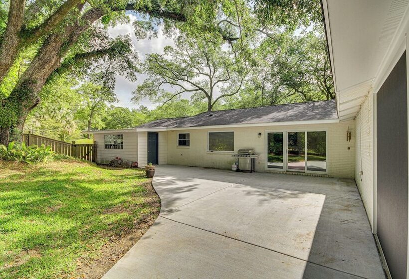 Waterfront Ocean Springs Retreat: Lanai & Hot Tub!