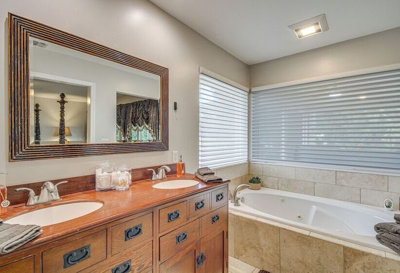 Waterfront Ocean Springs Retreat: Lanai & Hot Tub!