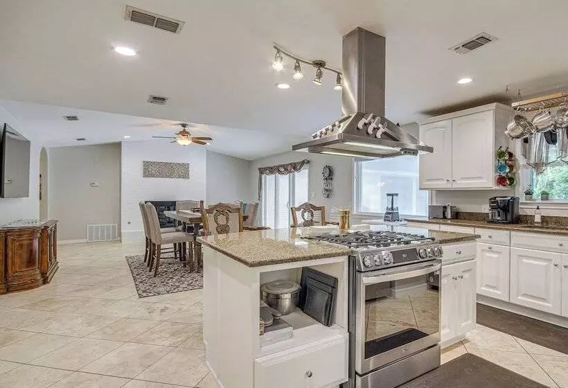 Waterfront Ocean Springs Retreat: Lanai & Hot Tub!