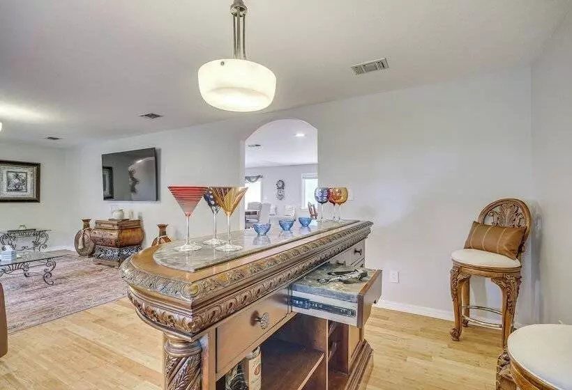 Waterfront Ocean Springs Retreat: Lanai & Hot Tub!