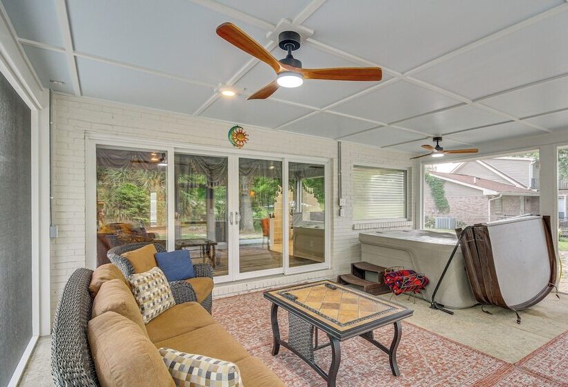 Waterfront Ocean Springs Retreat: Lanai & Hot Tub!