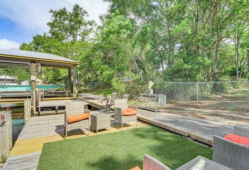 Waterfront Ocean Springs Retreat: Lanai & Hot Tub!